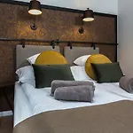 Apáca 30 **** * Győr