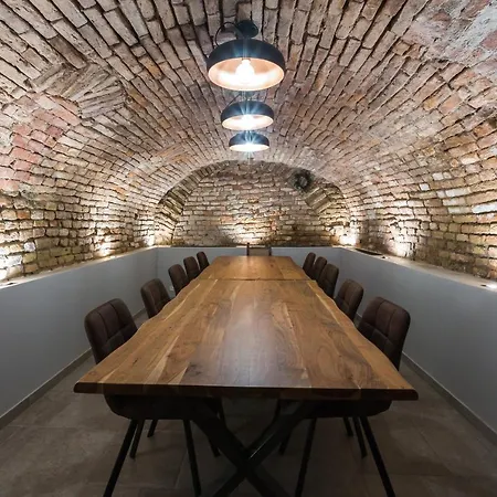 Apaca 30 **** * Győr