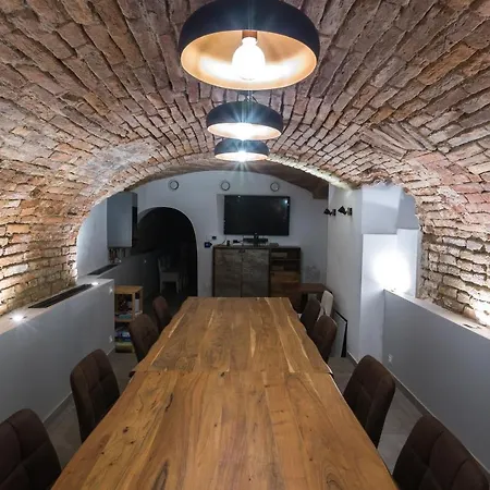 Apaca 30 **** * Győr