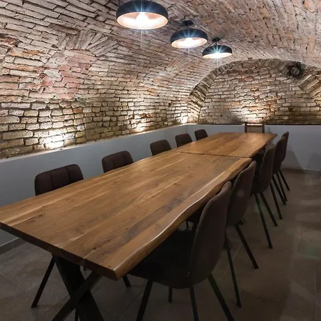 Apaca 30 **** * Győr